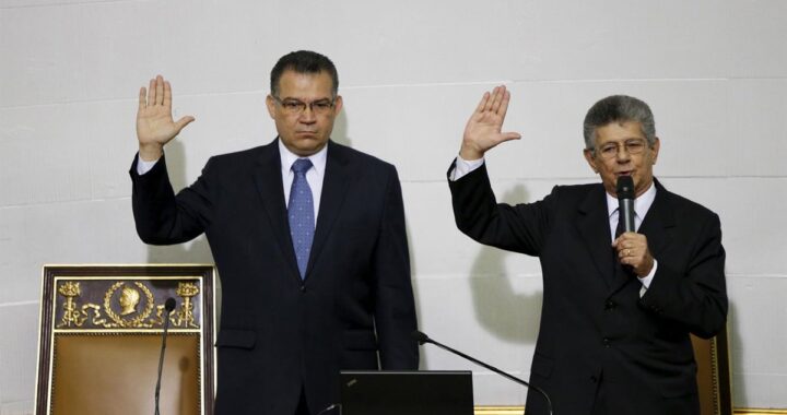 Enrique Márquez con gesto serio tras salir de prisión en Caracas, rodeado de familiares y miembros de la Plataforma Unitaria