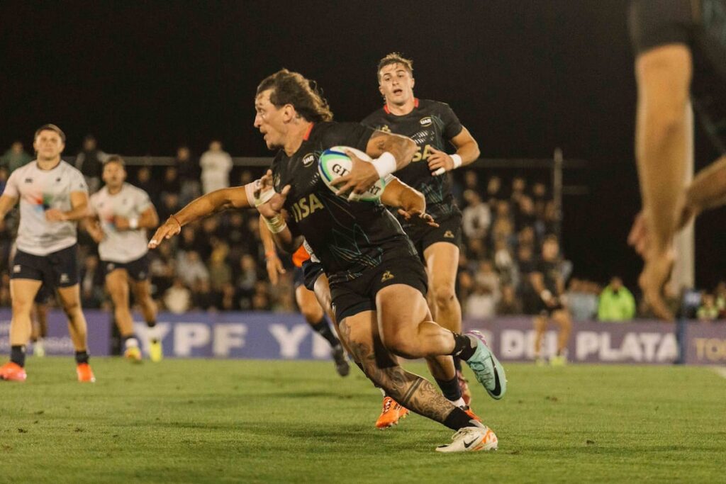 Jugadores de Pumas 7s celebran un try en el Súper Seven de Mar del Plata con defensa imbatible y 97-0 en el marcador