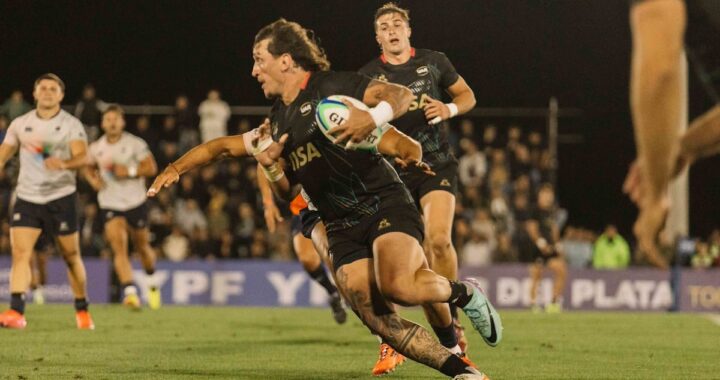 Jugadores de Pumas 7s celebran un try en el Súper Seven de Mar del Plata con defensa imbatible y 97-0 en el marcador