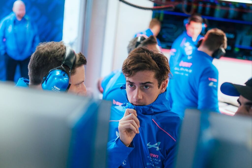 Franco Colapinto pilotando el Alpine A526 en el Circuit de Barcelona-Catalunya durante tests de pretemporada 2026