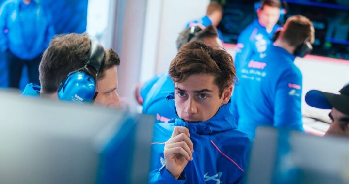 Franco Colapinto pilotando el Alpine A526 en el Circuit de Barcelona-Catalunya durante tests de pretemporada 2026