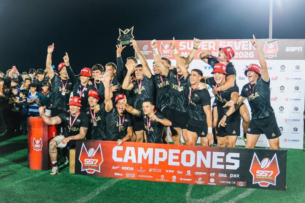 Celebración de los Pumas 7s tras la goleada 33-0 en Mar del Plata, con Marcos Moneta levantando el trofeo y la hinchada de fondo
