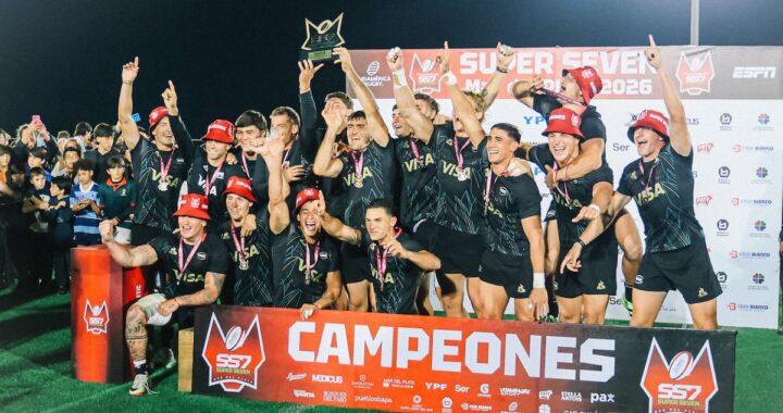Celebración de los Pumas 7s tras la goleada 33-0 en Mar del Plata, con Marcos Moneta levantando el trofeo y la hinchada de fondo