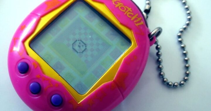 Tamagotchi vintage de 1996 junto a modelo 2024 en pantalla color, mostrando su evolución en 30 años