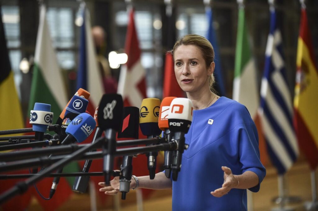 Bandera de la UE con mapa de Irán y Rusia de fondo durante reunión de ministros en Bruselas sobre sanciones