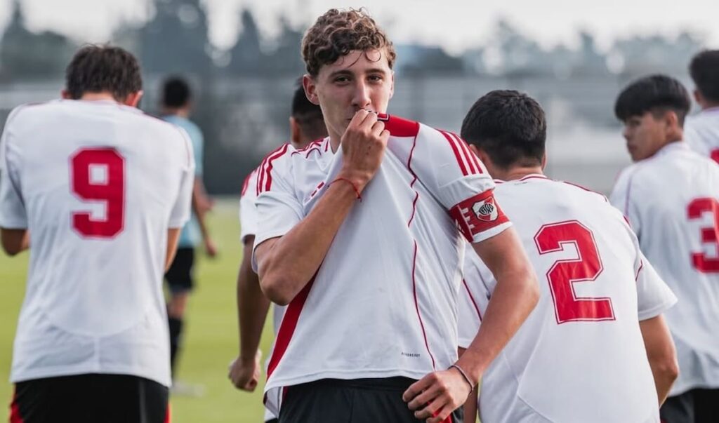 Joven futbolista argentino con maleta mirando un avión, simbolizando la fuga de talentos a Europa antes de los 16 años