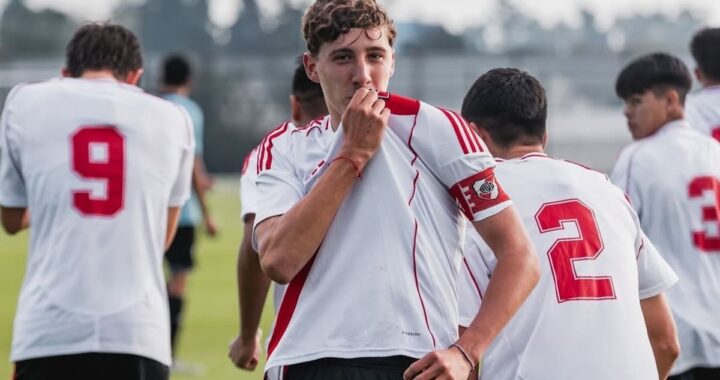 Joven futbolista argentino con maleta mirando un avión, simbolizando la fuga de talentos a Europa antes de los 16 años