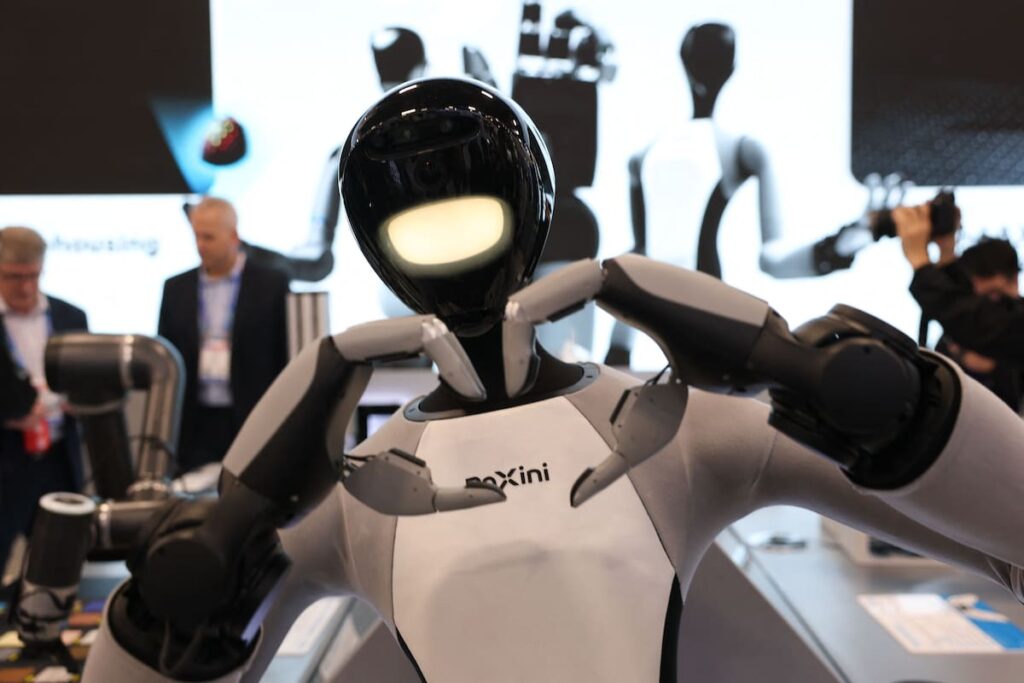 Robot Atlas de Boston Dynamics en la CES 2026 mostrando precisión en movimientos con brazos articulados y sensores táctiles avanzados