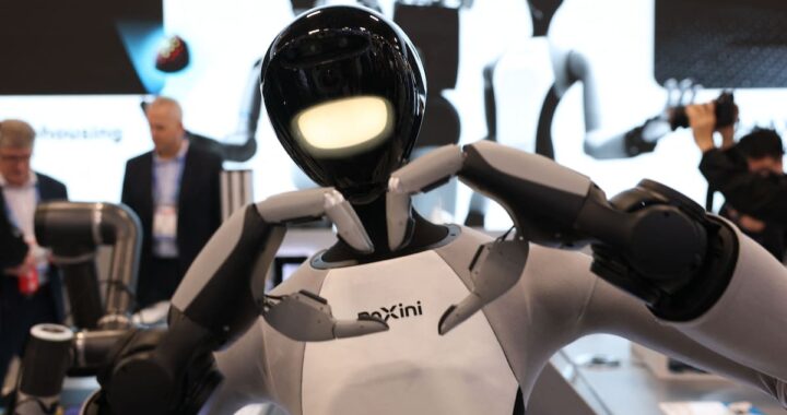 Robot Atlas de Boston Dynamics en la CES 2026 mostrando precisión en movimientos con brazos articulados y sensores táctiles avanzados