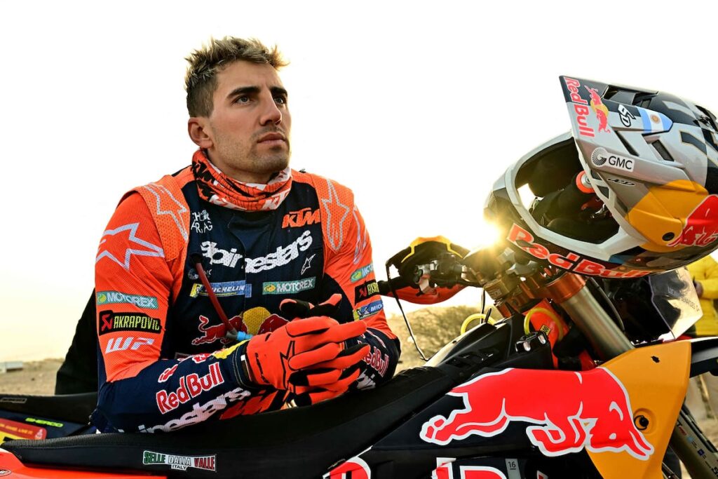 Ricky Brabec en su Honda CRF450 Rally avanzando por dunas marcadas, mientras Benavides abre pista bajo polvo en Dakar 2025
