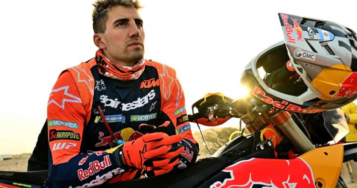 Ricky Brabec en su Honda CRF450 Rally avanzando por dunas marcadas, mientras Benavides abre pista bajo polvo en Dakar 2025