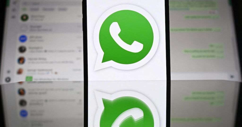 Pantalla de WhatsApp con mensaje cifrado y símbolo de alerta por posible acceso no autorizado según investigación en EE.UU.