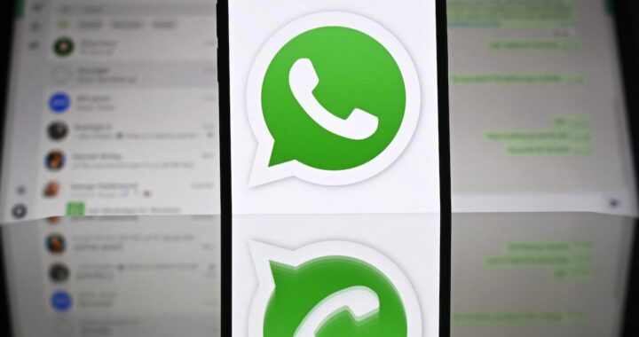 Pantalla de WhatsApp con mensaje cifrado y símbolo de alerta por posible acceso no autorizado según investigación en EE.UU.