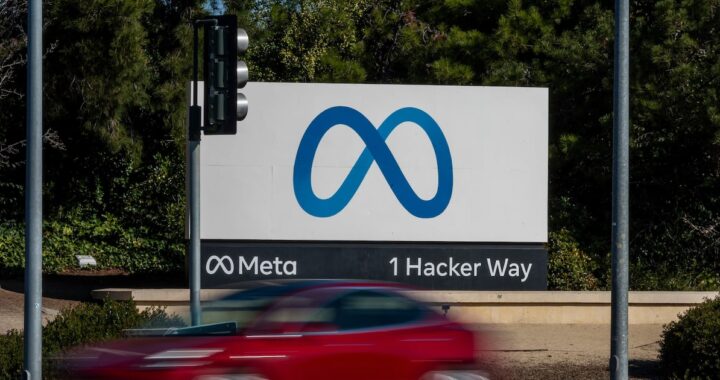 Oficina vacía con cascos de realidad virtual abandonados sobre mesas, simbolizando el fin del metaverso en Meta