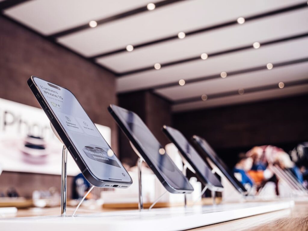 Gráfico comparativo: alza del 40% en precios de celulares 2026 por escasez de chips de memoria para IA