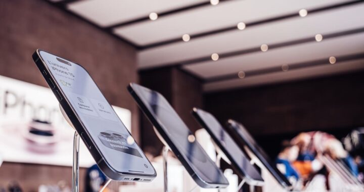 Gráfico comparativo: alza del 40% en precios de celulares 2026 por escasez de chips de memoria para IA
