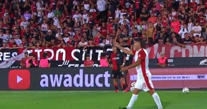 Ignacio Malcorra esquiva botellas y monedas lanzadas por hinchas en el estadio, con rostro de indignación y policía interviniendo