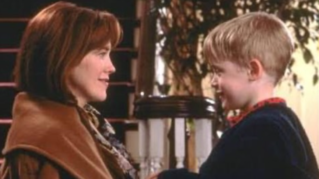 Macaulay Culkin abraza a Catherine O’Hara en foto de 2023, recordando su papel como Kate McCallister en 'Mi pobre angelito'