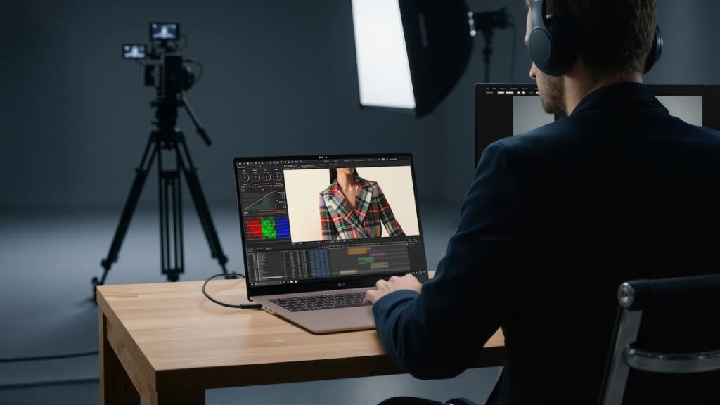 Notebook futurista con doble pantalla táctil y diseño ultra delgado mostrando interfaces de IA en CES 2026