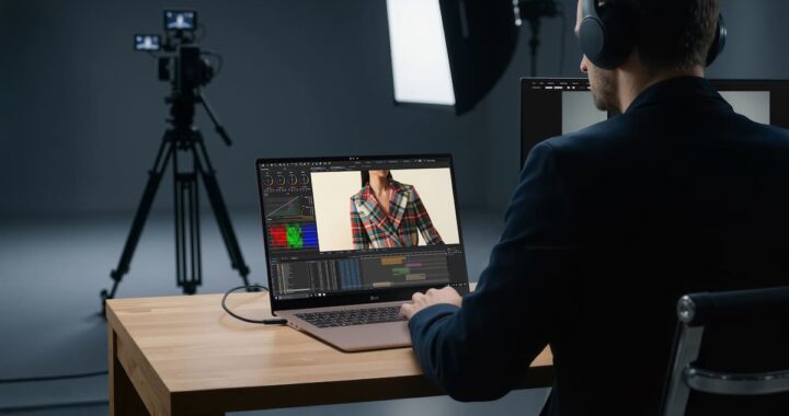 Notebook futurista con doble pantalla táctil y diseño ultra delgado mostrando interfaces de IA en CES 2026