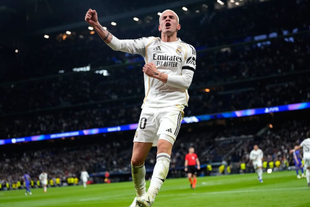 Franco Mastantuono celebra su gol en el Bernabéu con el pelo platinado y la camiseta del Madrid, rodeado de compañeros