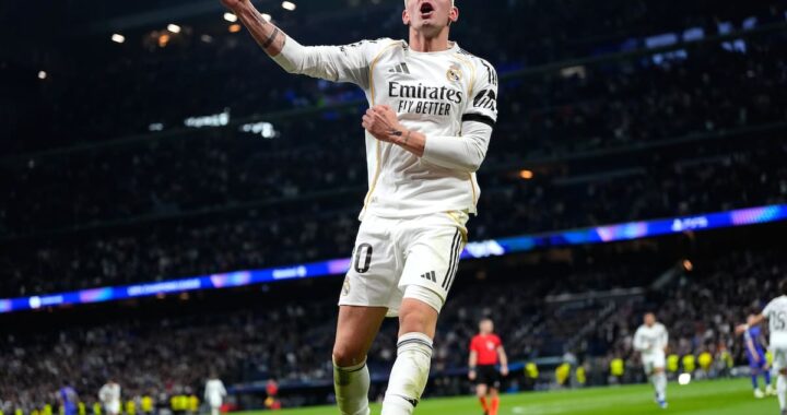 Franco Mastantuono celebra su gol en el Bernabéu con el pelo platinado y la camiseta del Madrid, rodeado de compañeros