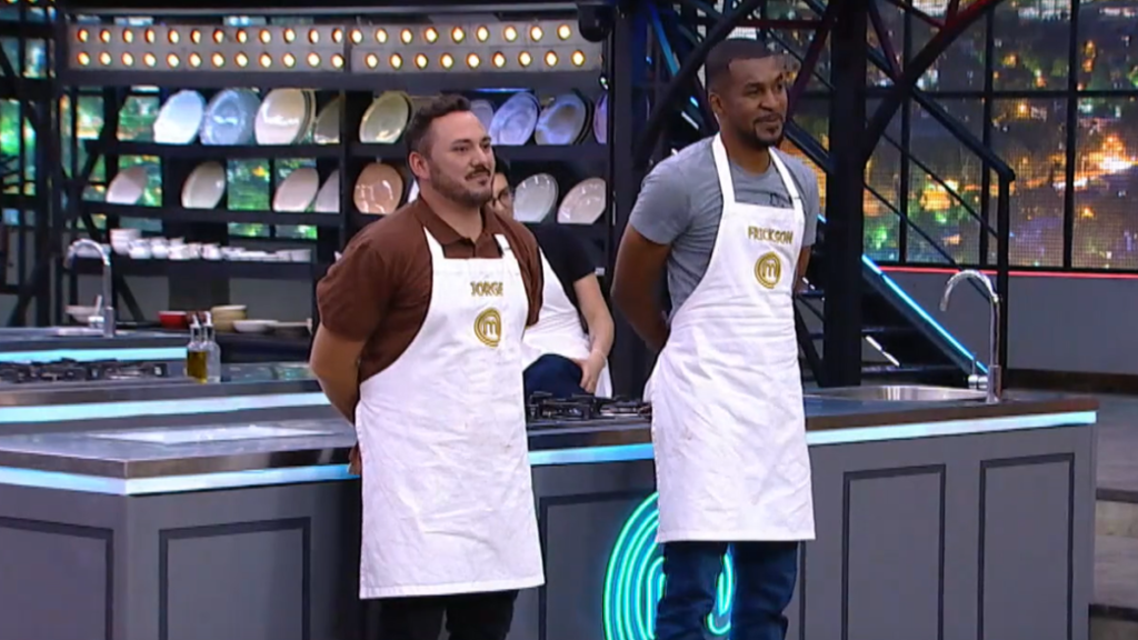 Frickson Erazo y Jorge Campozano en tensión con platos árabes y el pin de MasterChef en juego sobre la mesa