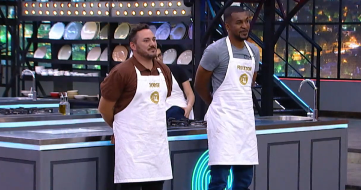 Frickson Erazo y Jorge Campozano en tensión con platos árabes y el pin de MasterChef en juego sobre la mesa