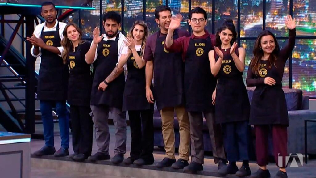 8 famosos con delantal negro en MasterChef tras fallar en reto traición con platos criticados por jurado y perros