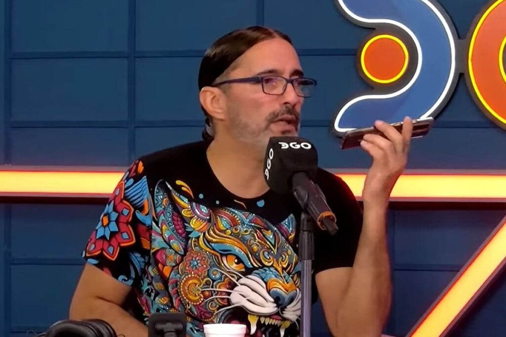 Daniel Agostini mostrando en pantalla cómo la IA genera letras y melodías en tiempo real con solo un clic