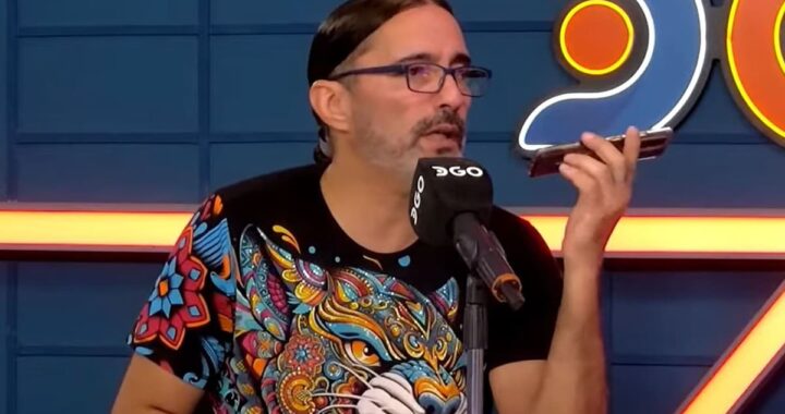 Daniel Agostini mostrando en pantalla cómo la IA genera letras y melodías en tiempo real con solo un clic