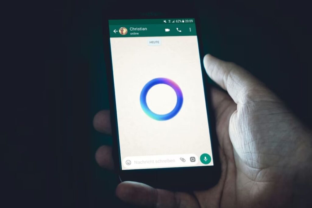 Captura de WhatsApp mostrando el círculo azul de Meta AI con opción para ocultarlo y proteger privacidad