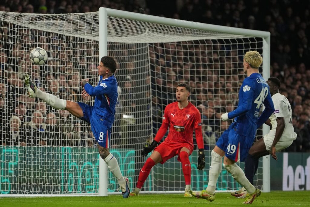 Enzo Fernández celebra un gol anulado por el VAR en Anfield con el Liverpool en shock y el Marsella festinando