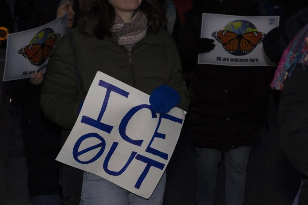 Multitud con carteles 'ICE Out for Good' marcha bajo nieve en Minneapolis tras muerte de Renee Good por agente federal