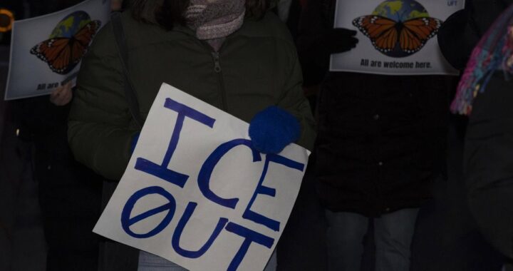 Multitud con carteles 'ICE Out for Good' marcha bajo nieve en Minneapolis tras muerte de Renee Good por agente federal
