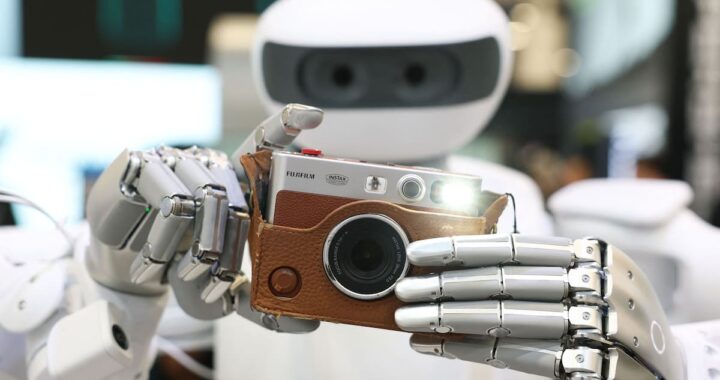 Robot boxeador Titan-7 en combate durante el CES 2026 con sensores de fuerza de 500 Newtons
