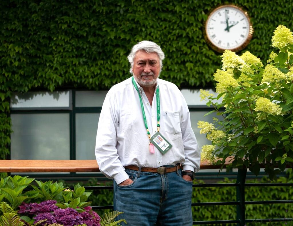 Guillermo Salatino con micrófono en mano, analizando un partido de tenis con pasión y rigor técnico