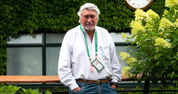 Guillermo Salatino con micrófono en mano, analizando un partido de tenis con pasión y rigor técnico