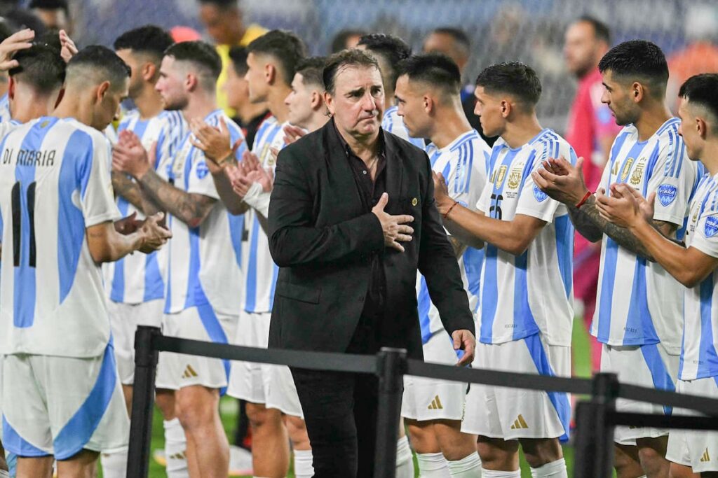 Néstor Lorenzo analizando tácticas en un partido de Colombia, combinando legado de Bilardo y Pekerman para el Mundial 2026
