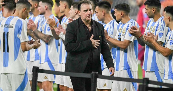 Néstor Lorenzo analizando tácticas en un partido de Colombia, combinando legado de Bilardo y Pekerman para el Mundial 2026