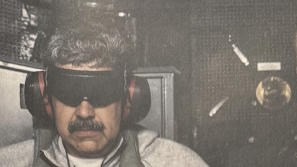 Nicolás Maduro con sudadera Nike Tech Fleece gris a bordo del USS Iwo Jima tras su detención en 2026