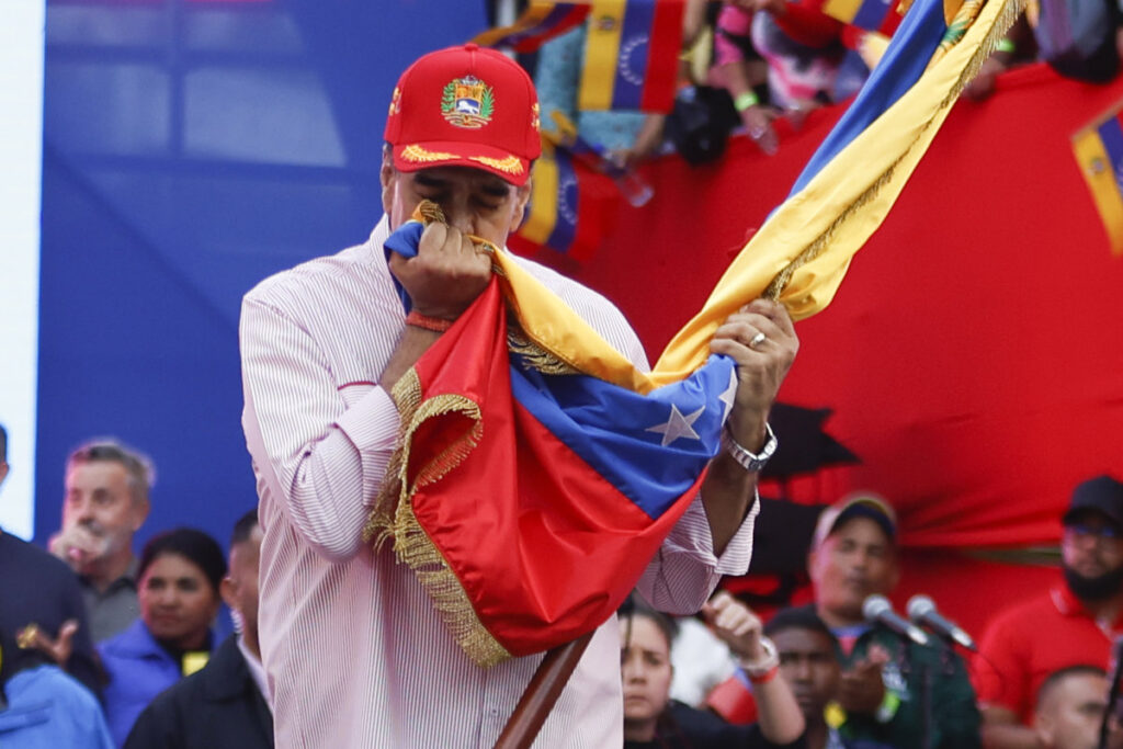 Nicolás Maduro con uniforme de prisión declarándose inocente en tribunal de EE.UU. junto a su esposa Cilia Flores