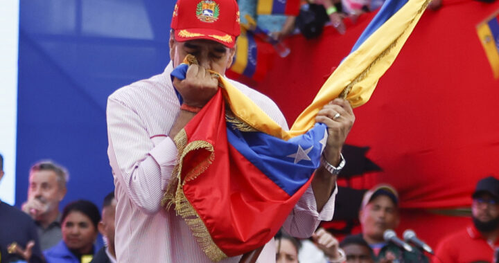 Nicolás Maduro con uniforme de prisión declarándose inocente en tribunal de EE.UU. junto a su esposa Cilia Flores