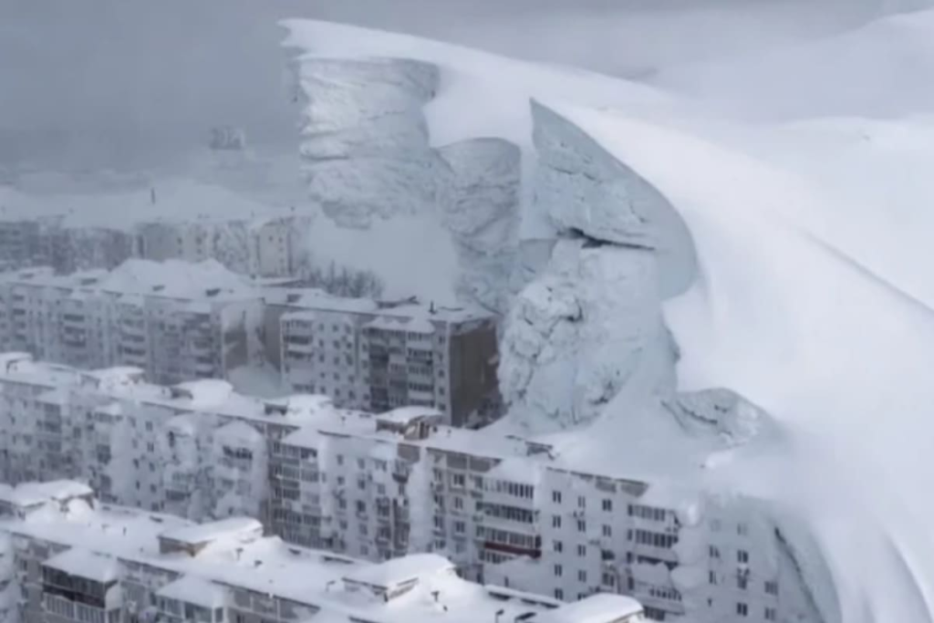 Colapso urbano por nieve de 4 metros en Kamchatka con edificios semienterrados y calles bloqueadas por ventisqueros reales