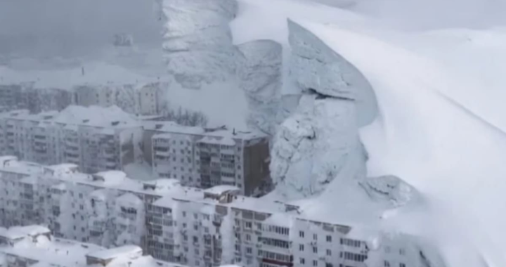 Colapso urbano por nieve de 4 metros en Kamchatka con edificios semienterrados y calles bloqueadas por ventisqueros reales