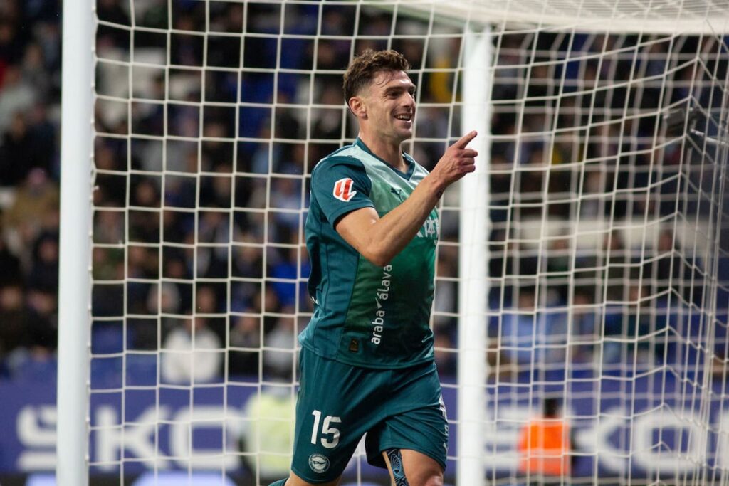 Lucas Boyé celebra su gol decisivo con Alavés en LALIGA, rematando de cerca en el área chica