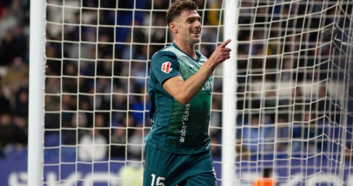 Lucas Boyé celebra su gol decisivo con Alavés en LALIGA, rematando de cerca en el área chica