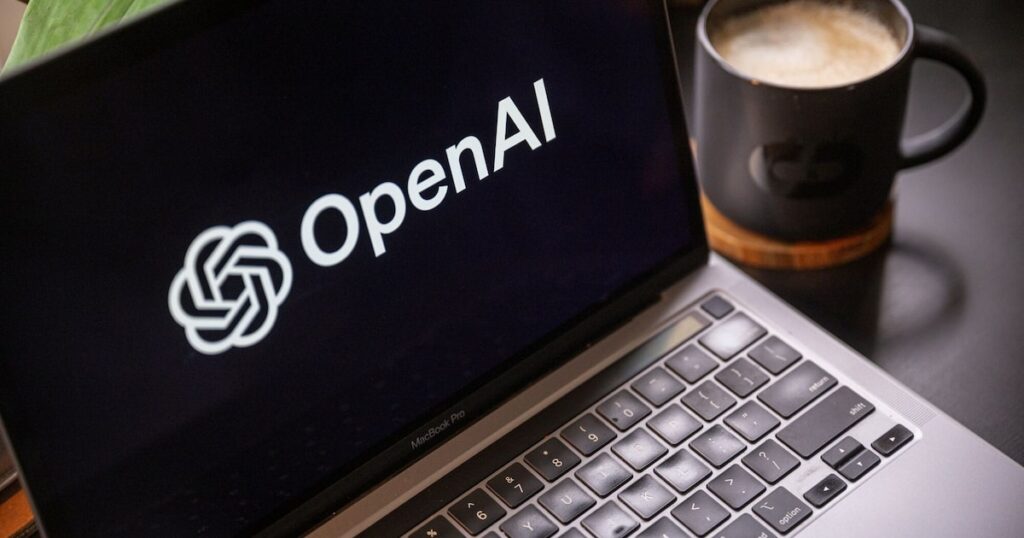 Logotipos de Nvidia, Microsoft y Amazon sobre un fondo de gráficos de IA con la cifra US$100.000M destacada en neón