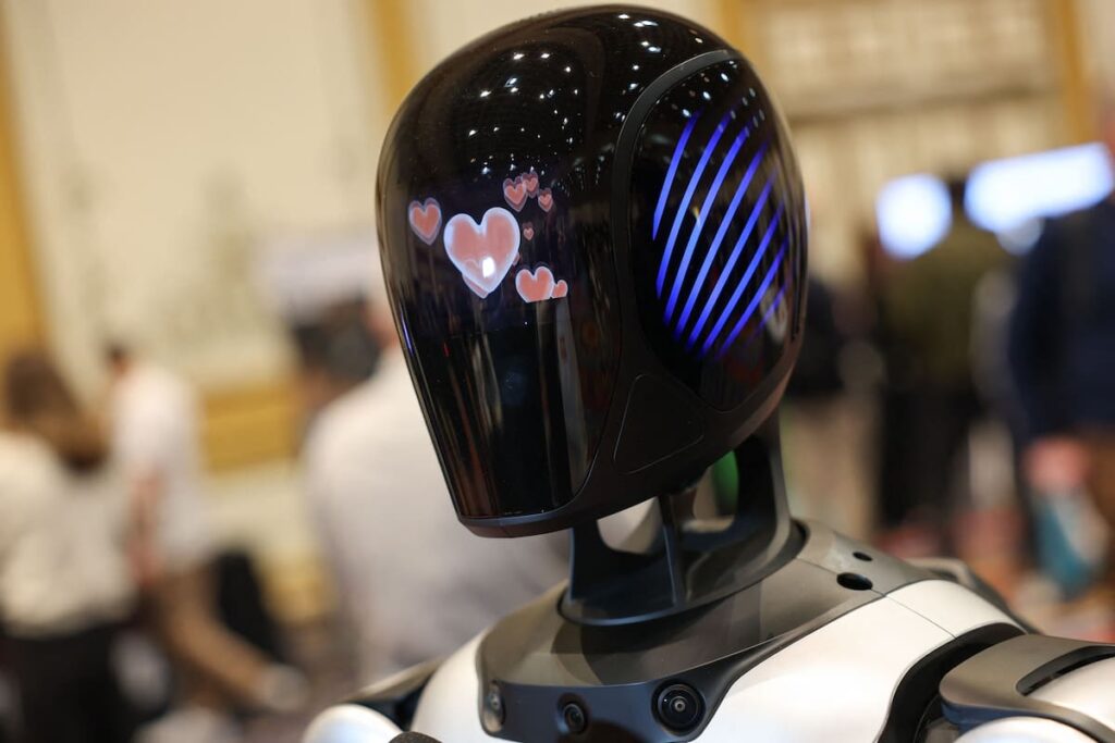 Prototipo de robot doméstico de OpenAI con diseño minimalista y sistema de voz avanzado sin pantalla