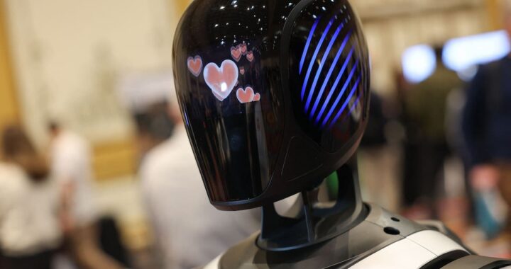 Prototipo de robot doméstico de OpenAI con diseño minimalista y sistema de voz avanzado sin pantalla